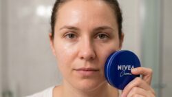 Nivea : je me suis appliqué la crème bleue chaque soir sur un seul côté du visage pendant une semaine, voici ce qui s’est passé